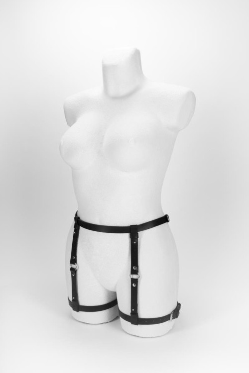 Harness damski z metalowymi wstawkami