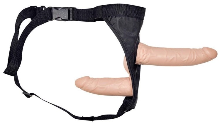 Dwa penisy na jednej uprzęży strap-on
