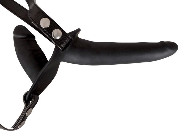 Dwa czarne penisy na uprzęży strap-on-2